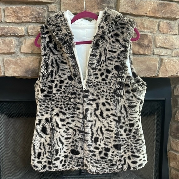 Jackets & Blazers - Black and white reversible vest with hood and front pockets. Size Large.